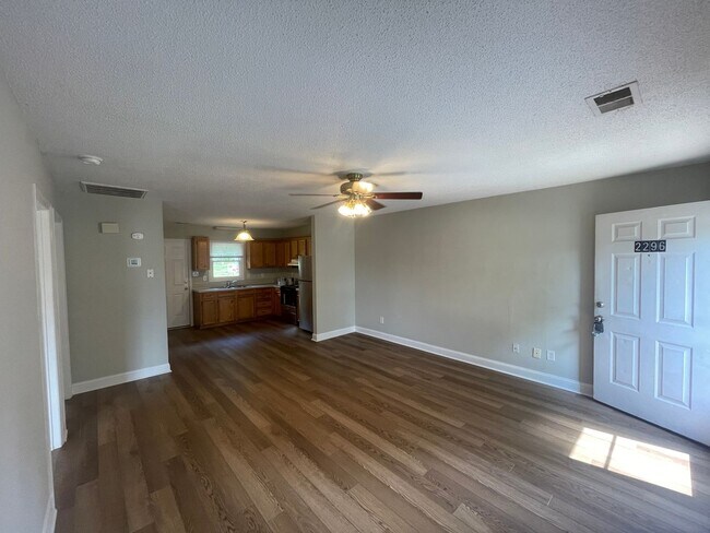 Building Photo - Available Now! Desirable 2 bed 2 bath dupl...
