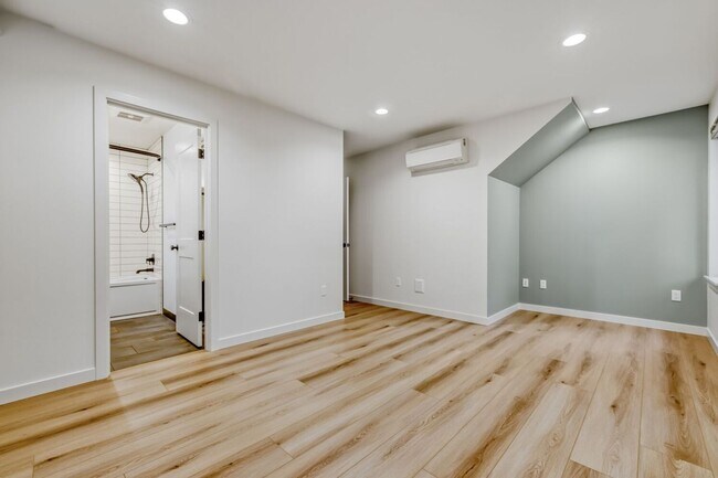 Building Photo - New Construction 2Bed/2Bath with Roof Top View of Green Lake!