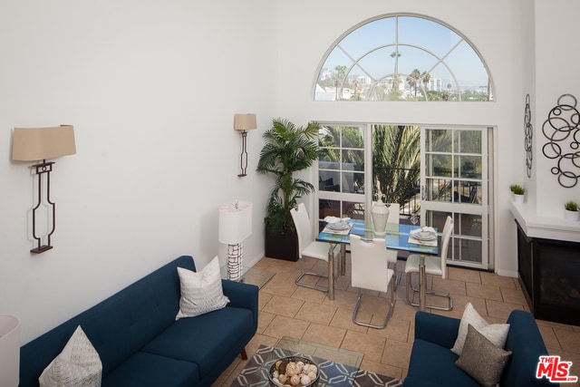 Foto del edificio - 851 N San Vicente Blvd