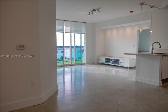 Foto del edificio - 7900 Harbor Island Dr