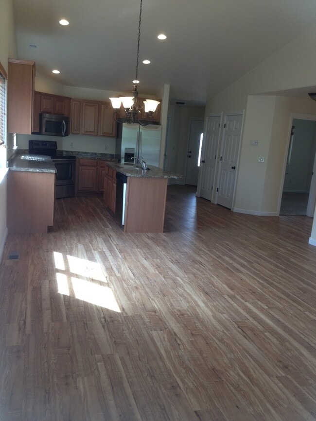 Building Photo - 615 Roundhouse Dr