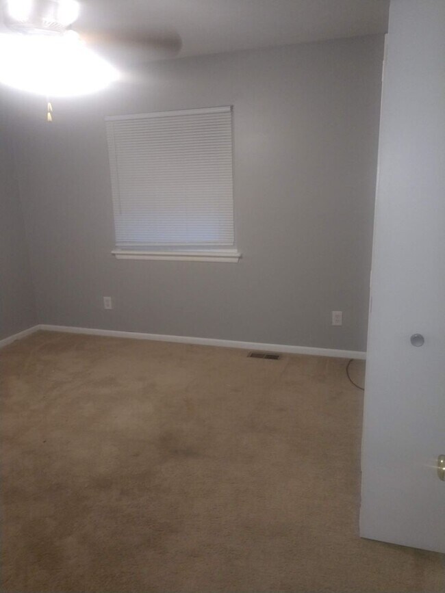 Foto del edificio - Three Bedroom Ranch Available July 2026!