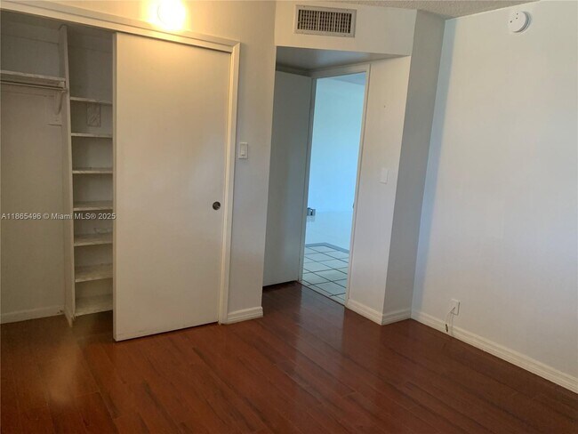 Foto del edificio - 1700 NE 191st St