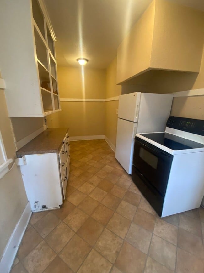 Building Photo - L205