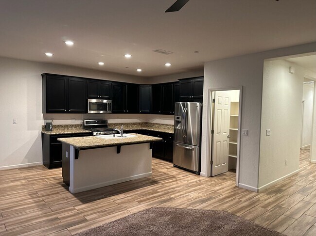 Building Photo - 926 W. SEDONA AVE - 3 BEDROOM 2 BATH + OFF...