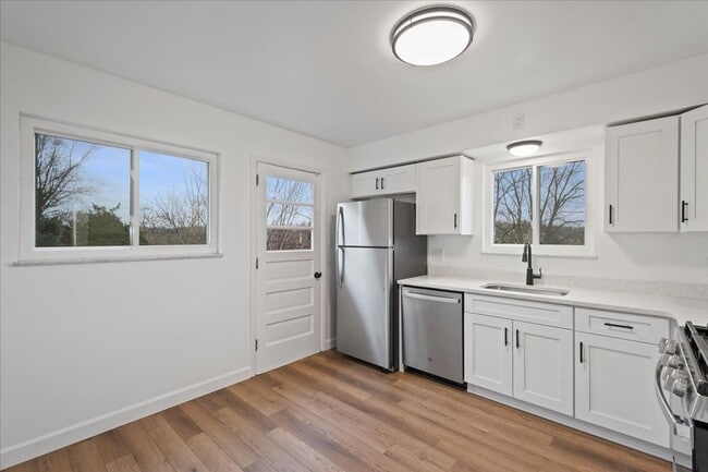 Building Photo - Renovated 4 Bed in Carrick