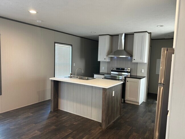 Building Photo - 99a Somerset Dr