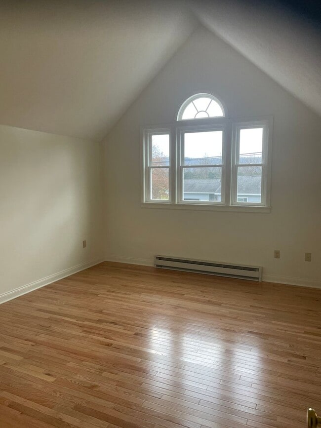 Foto del edificio - 2 Bed, 1 Bath Townhouse- Garage included
