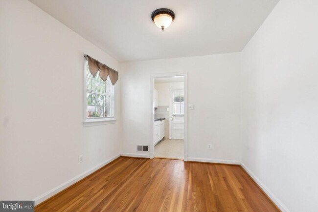 Foto del edificio - 9923 Mayfield Dr