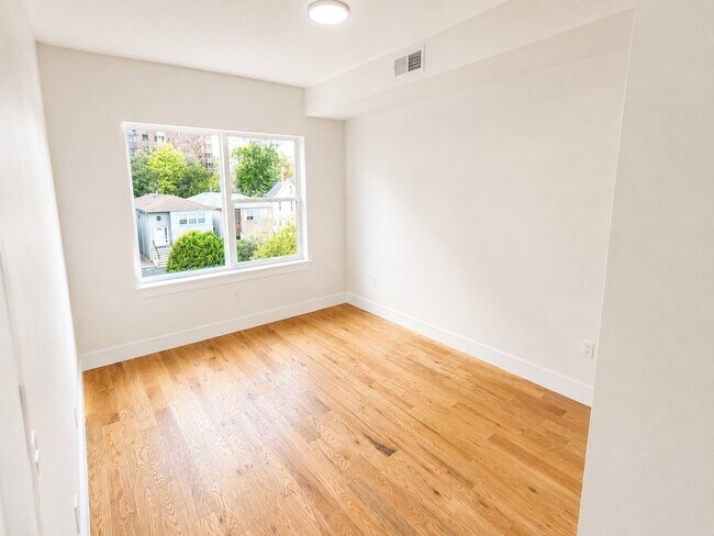 Foto del edificio - 151 Roseville Ave