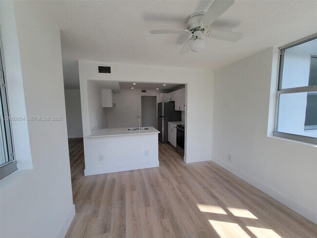 Foto del edificio - 16546 NE 26th Ave