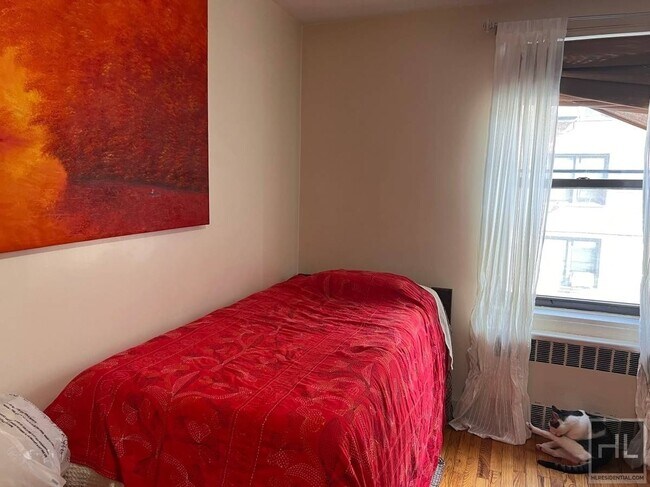Building Photo - Furnished Room in Jackson Heights