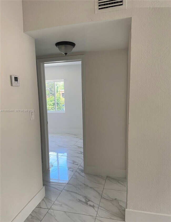 Foto del edificio - 7003 NW 6th Ave