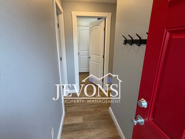 Building Photo - Spacious Single-Family Home on Elevated Corner Lot Near Seattle & Burien