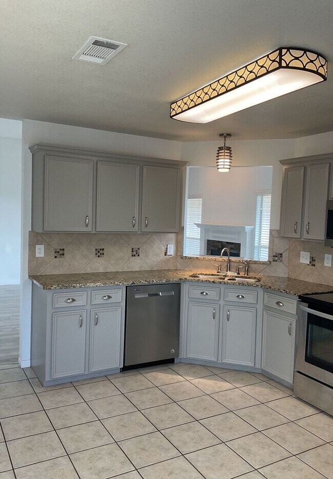 Foto del edificio - PRICE REDUCTION & AVAILABLE NOW!