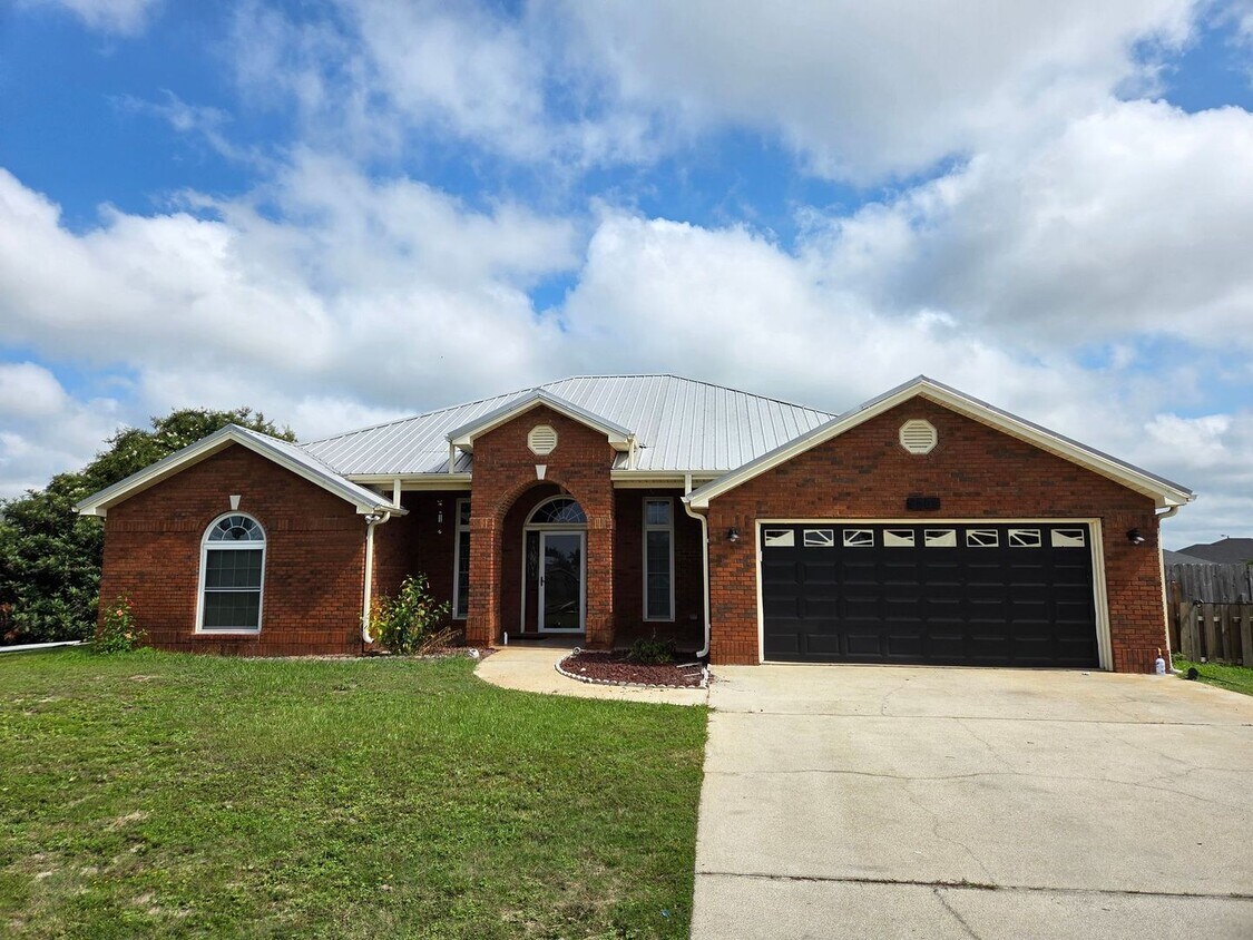 Foto principal - Spacious & Energy Efficient 4Bed/2Ba Brick...