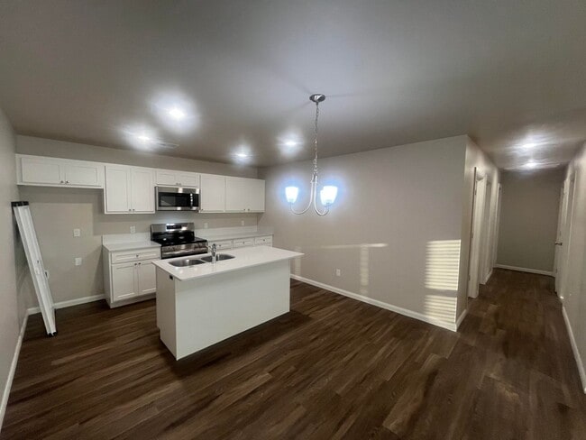 Foto del edificio - Stunning 3-Bedroom Home for Rent in Yukon,...