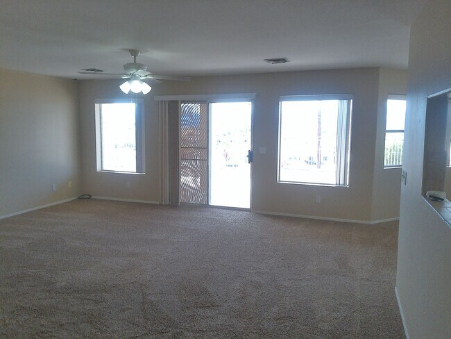 Foto del edificio - Long Term 3 bedroom 2 bath 3 car