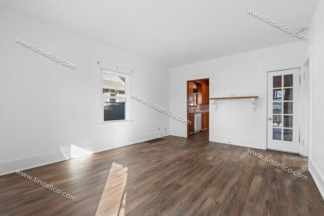 Building Photo - 4-bedroom 2-bathroom home located blocks from University of Portland- Pet Friendly!