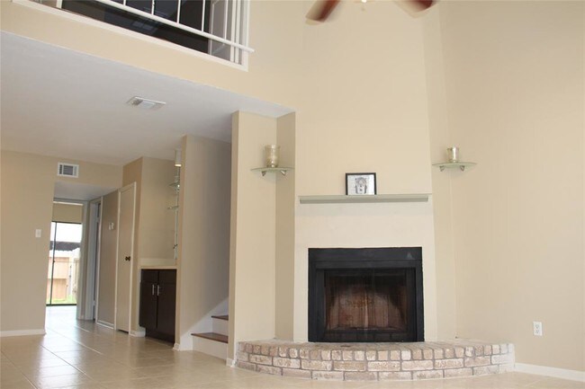 Building Photo - 10811 Greenwillow St
