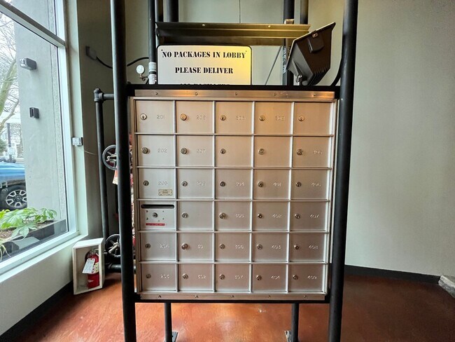 Foto del edificio - Large Industrial Studio w/ Storage and Mod...