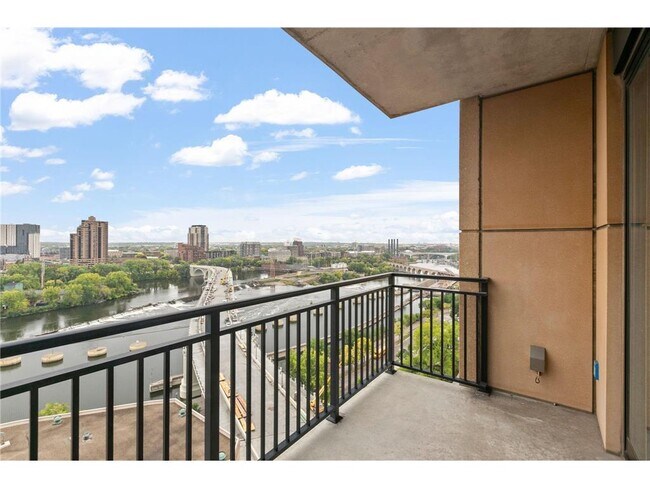 Foto del edificio - 100 3rd Ave S