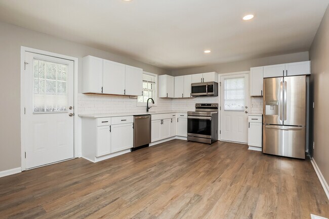 Building Photo - 3310 Jules Dr