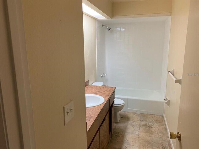 Foto del edificio - 2556 Chestnut Woods Dr