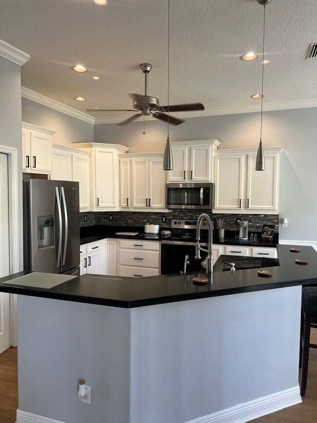 Foto del edificio - VACATION AT HOME 3 Bedroom Single Family H...