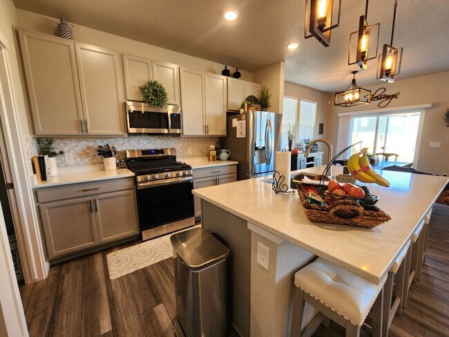 Foto del edificio - Stunning Brand New 6 Bed 4 Bath Home In As...