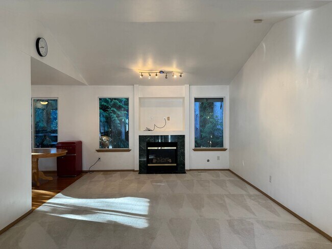 Building Photo - CLICK "REQUEST A TOUR" NOW!