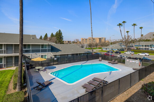 Piscina - University Village Apartments