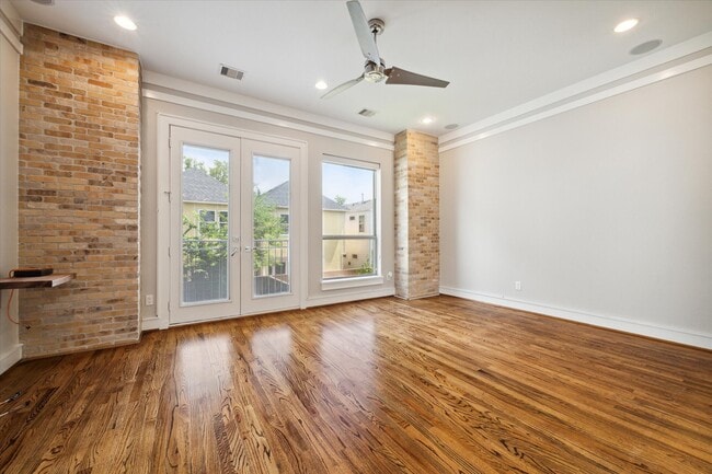 Foto del edificio - 6126 Clyde St