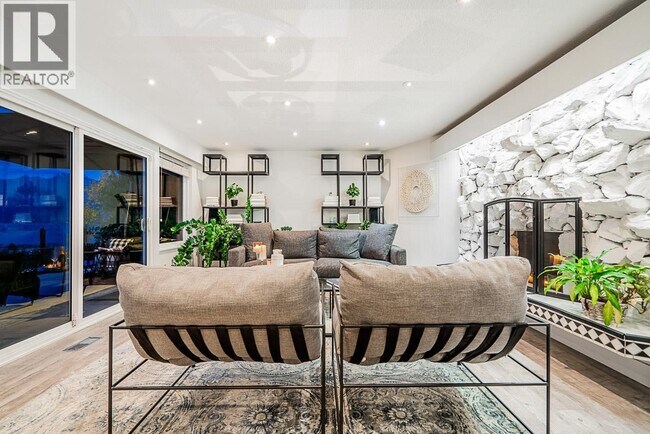 Photo du bâtiment - 6446 Marine Dr