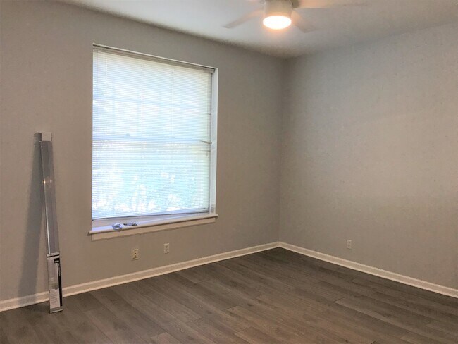 Foto del edificio - 5096 Waterman Blvd