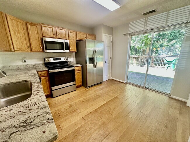 Foto del edificio - Three Bedroom, Townhome in The Farm!