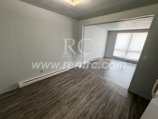 Building Photo - 104 Center-
