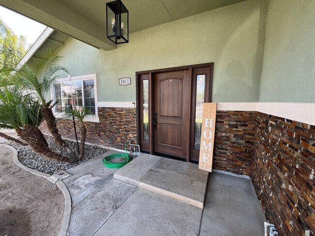 Building Photo - Gorgeous 3-bedroom Home with Large backyar...