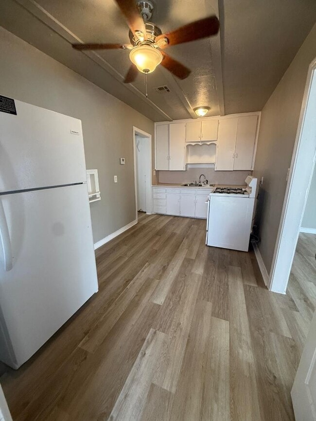 Building Photo - 1 Bed 1 Bath Duplex For Lease Now!