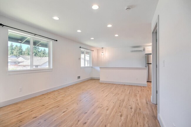 Foto del edificio - Beautiful 2 Bedroom 2.5 Bath Home In Everett!