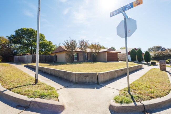 Building Photo - 3501 Green Hill Dr