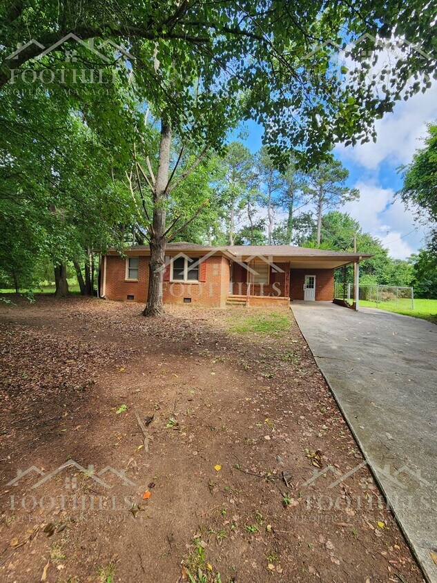 Primary Photo - Charming 3-Bedroom Brick Home in Anderson,...