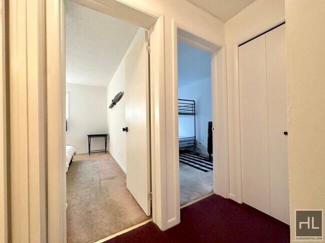 Foto del edificio - 2-Bed/1-Bath on Top floor of Duplex in Bed...