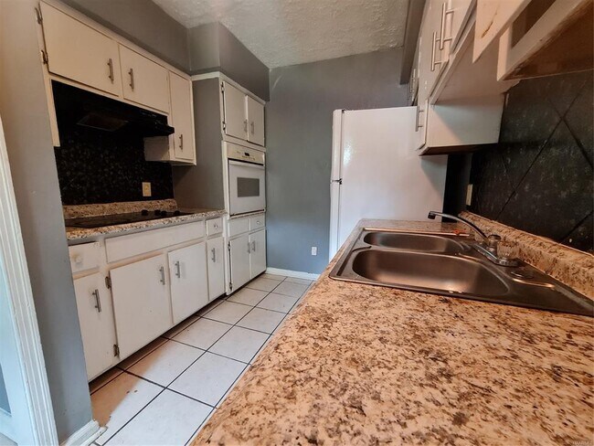 Building Photo - 4576 Wimbledon Cir