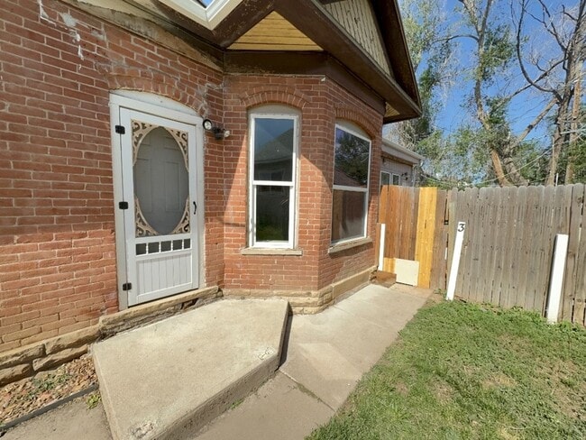 Building Photo - 604 13th Ave