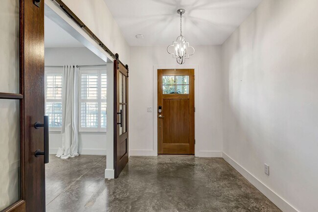 Foto del edificio - Modern living in Salemtown!