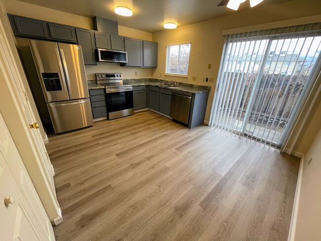 Building Photo - 3905 Pheasant Dr