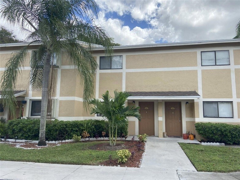 Foto principal - 413 Palm Cir E