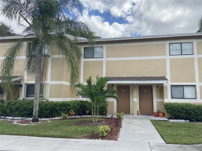Photo - 413 Palm Cir E Townhome