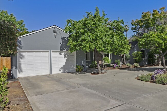 Foto del edificio - Los Altos 4-Bedroom with Fireplace, EV Hoo...